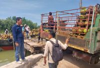 Kabid ESDM Dinas Perdagangan, Koperasi, UKM dan ESDM Kabupaten Karimun Vandarones Purba saat meninjau aktivitas bongkar gas LPG 3 kg di pelabuhan kolong samping Pasar Puan Maimun, Minggu 21 April 2024. Foto: Nov