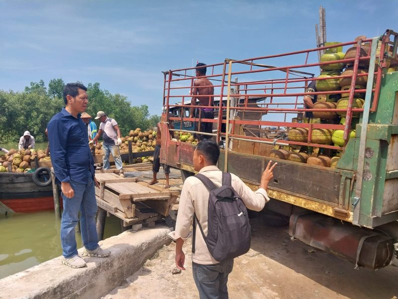 Kabid ESDM Dinas Perdagangan, Koperasi, UKM dan ESDM Kabupaten Karimun Vandarones Purba saat meninjau aktivitas bongkar gas LPG 3 kg di pelabuhan kolong samping Pasar Puan Maimun, Minggu 21 April 2024. Foto: Nov