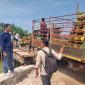 Kabid ESDM Dinas Perdagangan, Koperasi, UKM dan ESDM Kabupaten Karimun Vandarones Purba saat meninjau aktivitas bongkar gas LPG 3 kg di pelabuhan kolong samping Pasar Puan Maimun, Minggu 21 April 2024. Foto: Nov