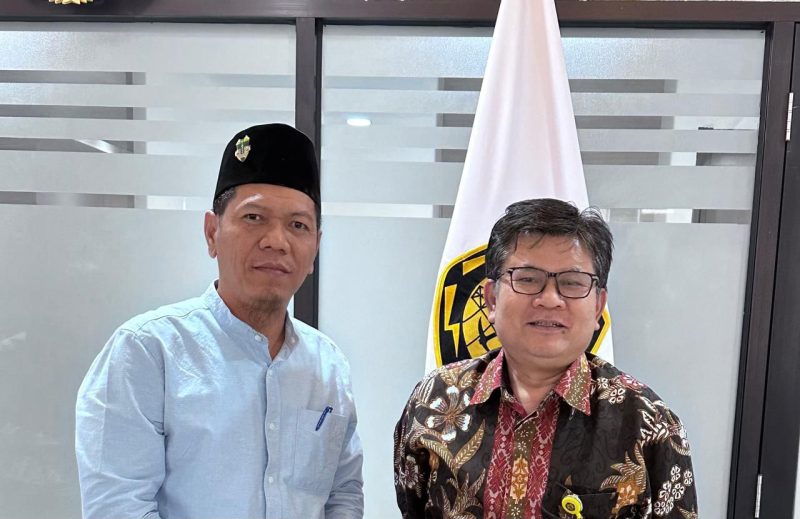 Foto: Dr. Vandarones Purba, ST., SH., MH bersama Dirjend Gatrik Kementerian ESDM Ir. Jisman P Hutajulu, MM seusai pertemuan pada Jumat siang tanggal 21 Juni 2024 di ruang Rapat Ditjend Gatrik