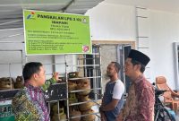 Kepala Disdagkop, UMKM, ESDM Kabupaten Karimun, Basori (kiri) didampingi Kabid ESDM, Vandarones Purba (kanan) melakukan monitoring di salah satu pangkalan gas LPG 3 kg, Kamis (9/11/2023).