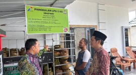 Kepala Disdagkop, UMKM, ESDM Kabupaten Karimun, Basori (kiri) didampingi Kabid ESDM, Vandarones Purba (kanan) melakukan monitoring di salah satu pangkalan gas LPG 3 kg, Kamis (9/11/2023).