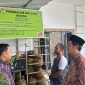 Kepala Disdagkop, UMKM, ESDM Kabupaten Karimun, Basori (kiri) didampingi Kabid ESDM, Vandarones Purba (kanan) melakukan monitoring di salah satu pangkalan gas LPG 3 kg, Kamis (9/11/2023).