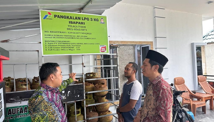 Kepala Disdagkop, UMKM, ESDM Kabupaten Karimun, Basori (kiri) didampingi Kabid ESDM, Vandarones Purba (kanan) melakukan monitoring di salah satu pangkalan gas LPG 3 kg, Kamis (9/11/2023).