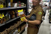 Kabid Perdagangan Diseperindag Karimun Vandarones Purba melakukan monitoring ketersediaan dan harga bahan pokok jelang Nataru, Selasa 26 November 2024.