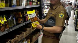Kabid Perdagangan Diseperindag Karimun Vandarones Purba melakukan monitoring ketersediaan dan harga bahan pokok jelang Nataru, Selasa 26 November 2024.