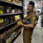 Kabid Perdagangan Diseperindag Karimun Vandarones Purba melakukan monitoring ketersediaan dan harga bahan pokok jelang Nataru, Selasa 26 November 2024.