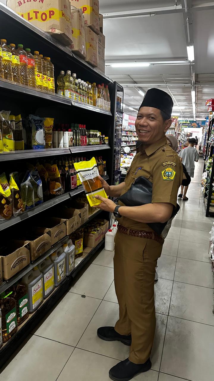 Kabid Perdagangan Diseperindag Karimun Vandarones Purba melakukan monitoring ketersediaan dan harga bahan pokok jelang Nataru, Selasa 26 November 2024.