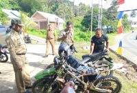 Kasat Pol PP Anambas Abdul Rasyid saat pemeriksaan kendaraan dinas roda dua dan empat
