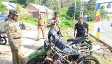 Kasat Pol PP Anambas Abdul Rasyid saat pemeriksaan kendaraan dinas roda dua dan empat