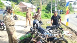 Kasat Pol PP Anambas Abdul Rasyid saat pemeriksaan kendaraan dinas roda dua dan empat