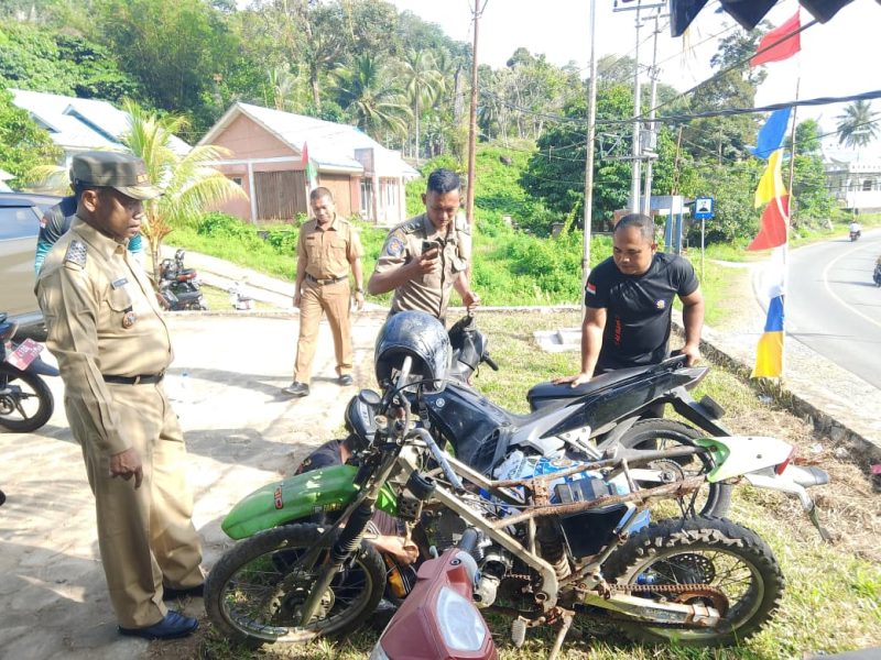 Kasat Pol PP Anambas Abdul Rasyid saat pemeriksaan kendaraan dinas roda dua dan empat