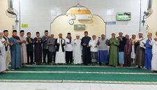 Pejuang Suling NB 757 foto bersama usai sholat subuh di Masjid Nurul Ihsan