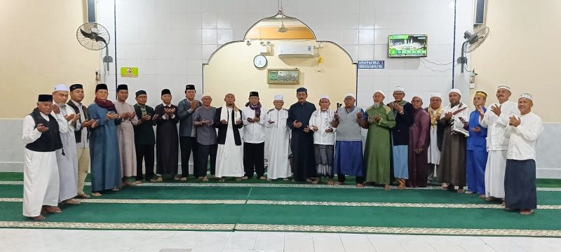 Pejuang Suling NB 757 foto bersama usai sholat subuh di Masjid Nurul Ihsan