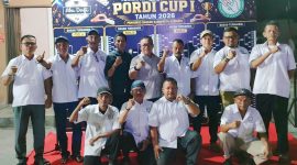 KETERANGAN FOTO: Ketua Pordi Pengda Kabupaten Karimun, Dr. Muhammad Firmansyah (tengah), foto bersama Panitia Turnamen Domino Pordi Cup I 2026 di Kedai Kopi Abu Dafi #11 | Foto: Pordi Karimun