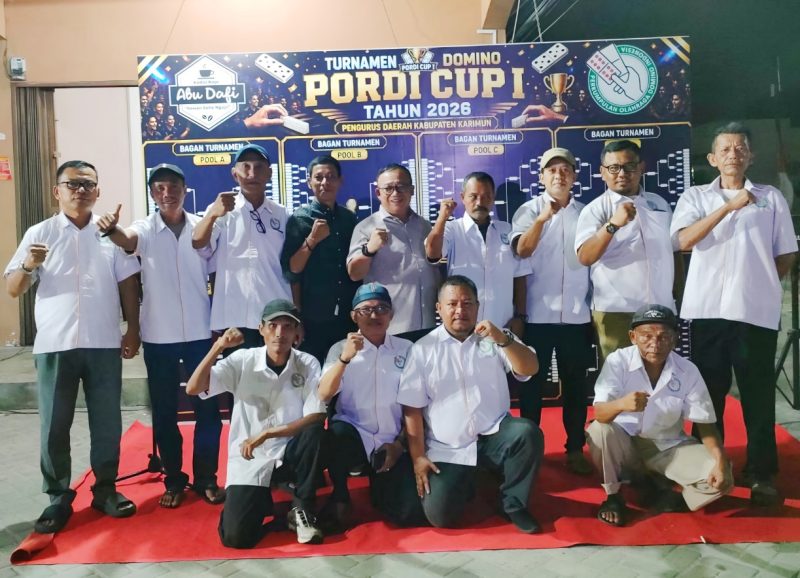 KETERANGAN FOTO: Ketua Pordi Pengda Kabupaten Karimun, Dr. Muhammad Firmansyah (tengah), foto bersama Panitia Turnamen Domino Pordi Cup I 2026 di Kedai Kopi Abu Dafi #11 | Foto: Pordi Karimun