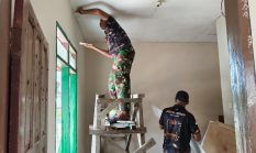 Babinsa Koramil 04/Tebing Turun Tangan Rehab PAUD di Desa Pangke