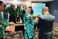 Foto: dr. Fitta Deskawaty, Sp.KJ saat menerima Medali Kehormatan PDSKJI dari Ketua Umum