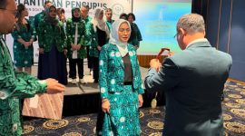 Foto: dr. Fitta Deskawaty, Sp.KJ saat menerima  Medali Kehormatan PDSKJI dari Ketua Umum