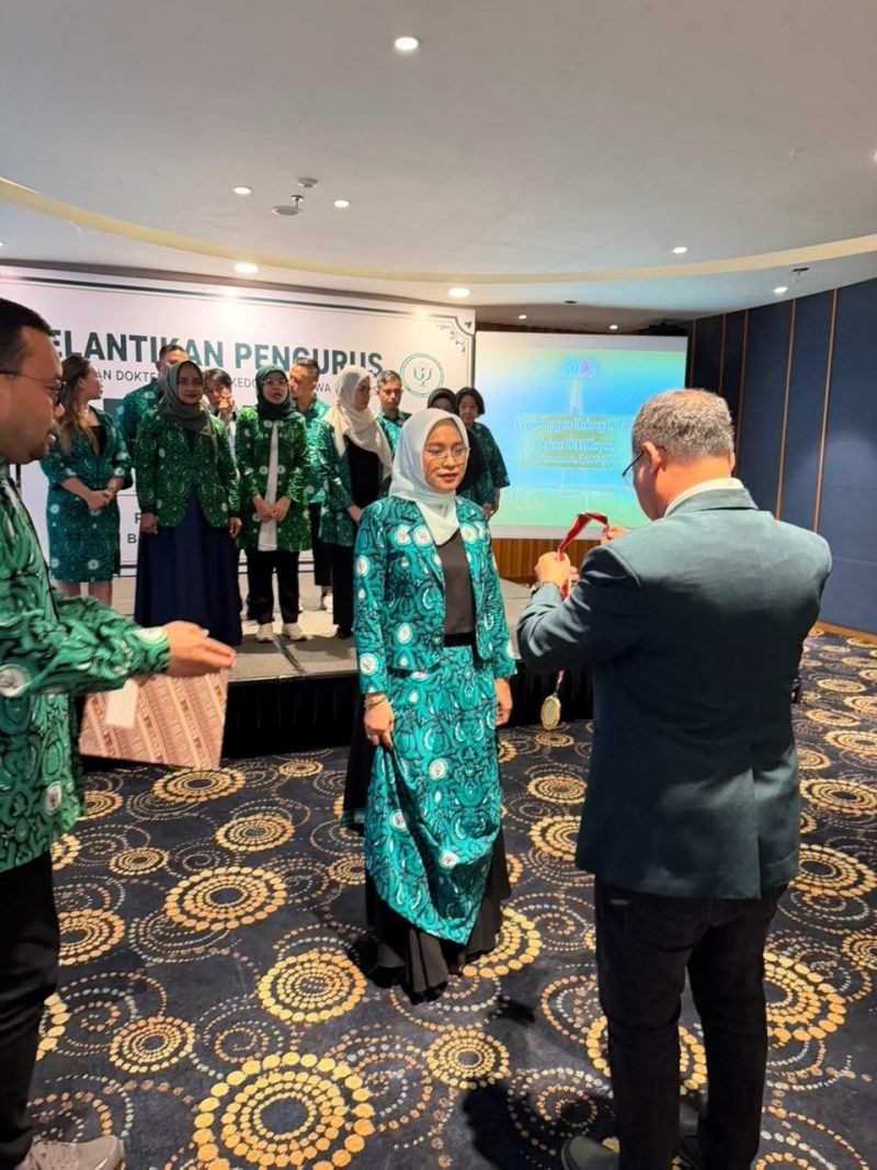 Foto: dr. Fitta Deskawaty, Sp.KJ saat menerima  Medali Kehormatan PDSKJI dari Ketua Umum
