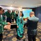 Foto: dr. Fitta Deskawaty, Sp.KJ saat menerima  Medali Kehormatan PDSKJI dari Ketua Umum