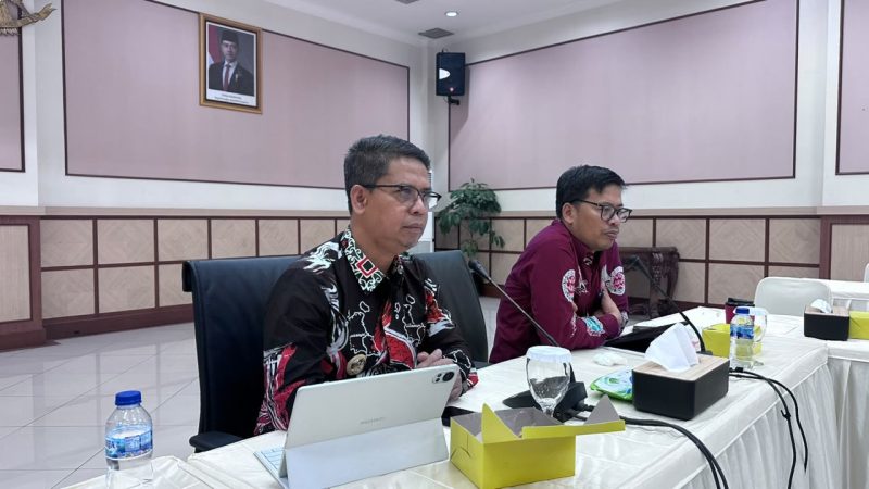 Foto: Bupati Karimun Ing. H. Iskandarsyah dan Direktur Pembinaan Usaha Kelistrikan Dirjend Gatrik Kementerian ESDM saat memimpin rapat