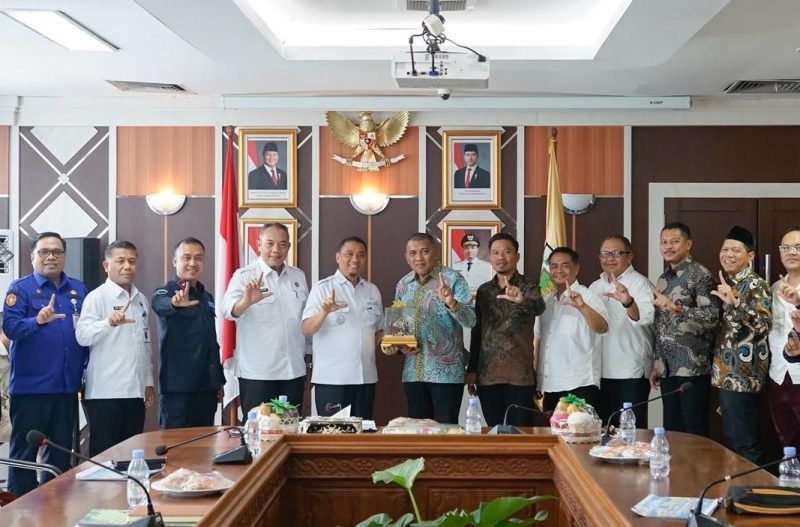 Foto: Wakil Bupati Karimun Rocky Marciano Bawole beserta Tim bersama Wakil Walikota Pekanbaru beserta Tim
