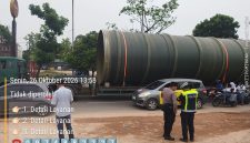 foto: truck loboy mengangkut material yang memiliki ukuran yang cukup besar