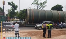 Truck Bermuatan Raksasa Melebihi Ketinggian 5 Meter,  Menabrak Pembatas Ketinggian Jalan di depan SP Plaza
