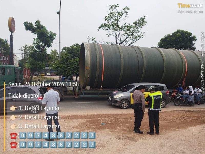 foto: truck loboy mengangkut material yang memiliki ukuran yang cukup besar