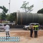 foto: truck loboy mengangkut material yang memiliki ukuran yang cukup besar