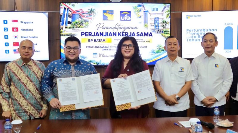 Foto : Ariastuty Sirait Anggota/Deputi Bidang Pelayanan Umum Bersama Dekan Fakultas Kedokteran UIB, dr.Wira Mondana